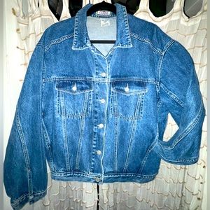 Vintage cenza denim jacket with side pockets.